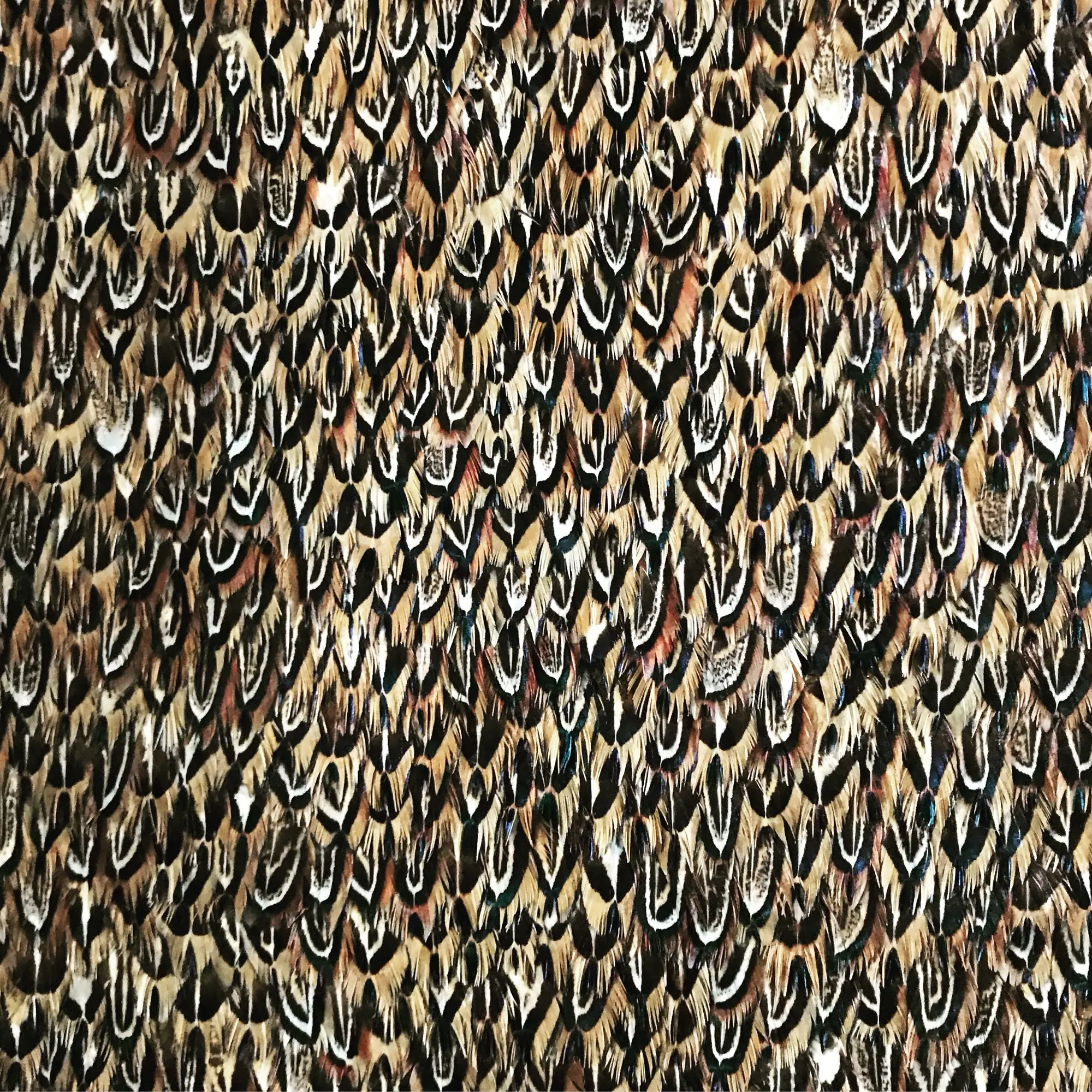 Detail vzoriek materiálov v showroome Glamour Interiors: kameň, textil a mosadz