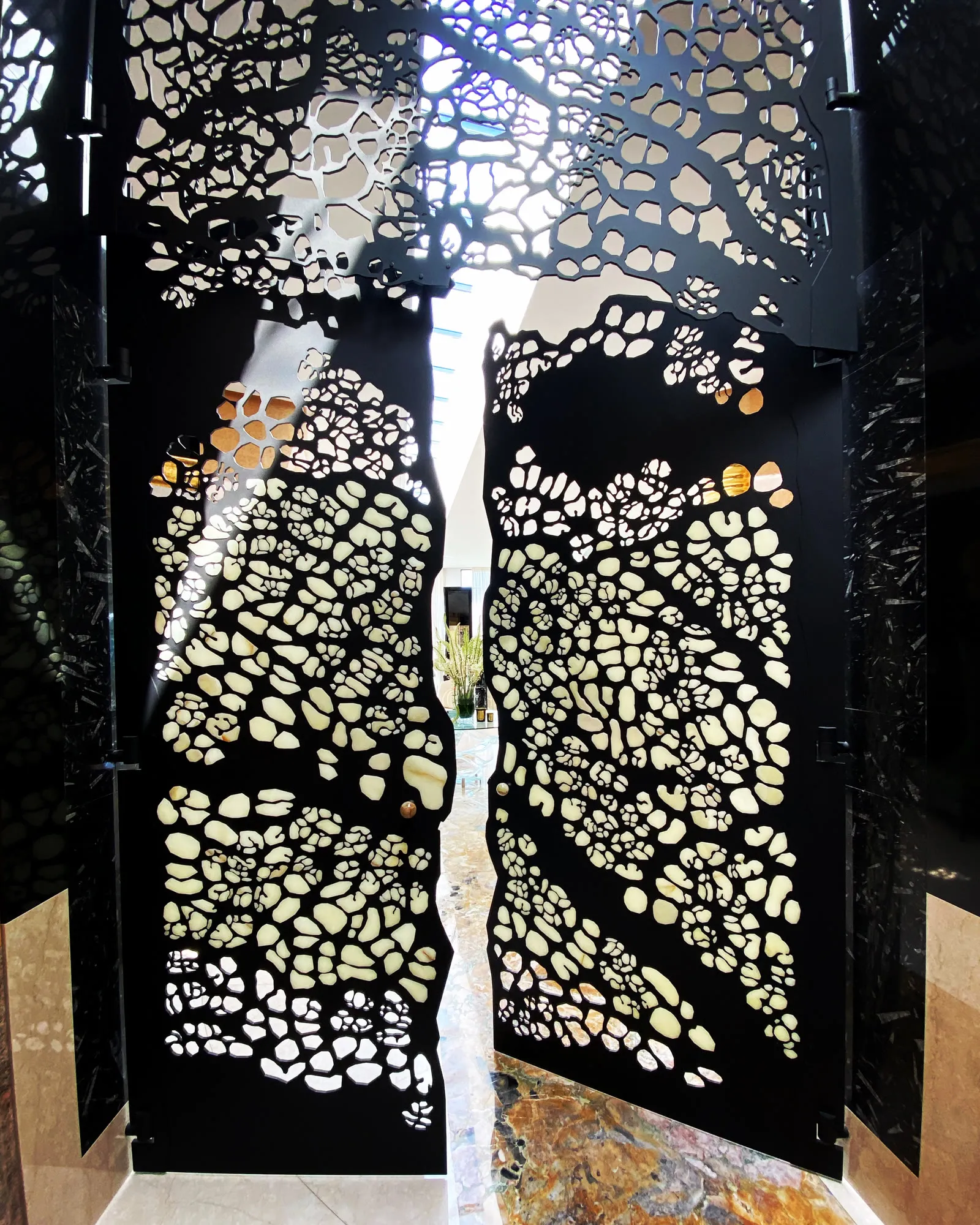Showroom Glamour Interiors na Zámockej 12 v Bratislave so vzorkami materiálov, tapiet a textílií